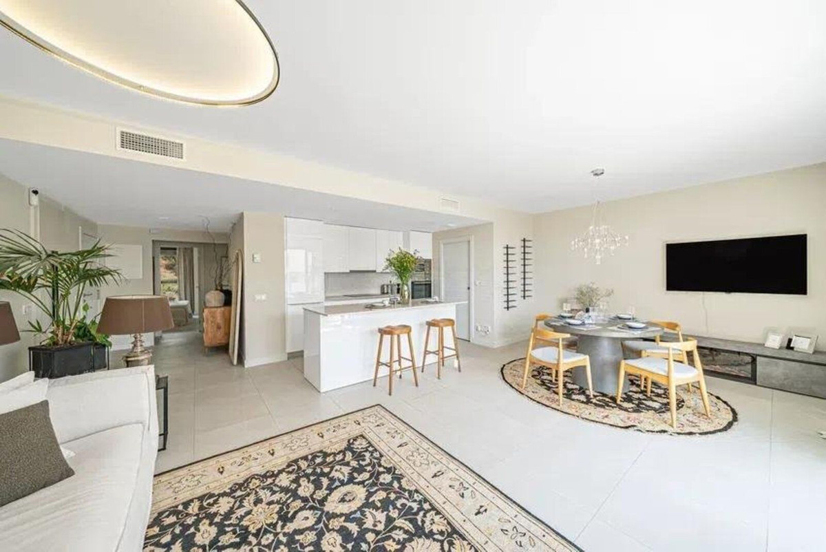 Piso de 3 Dormitorios y 2 Baños en venta en Estepona