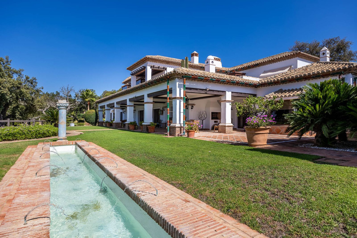 Finca de 7 Dormitorios en venta en La Mairena, Marbella