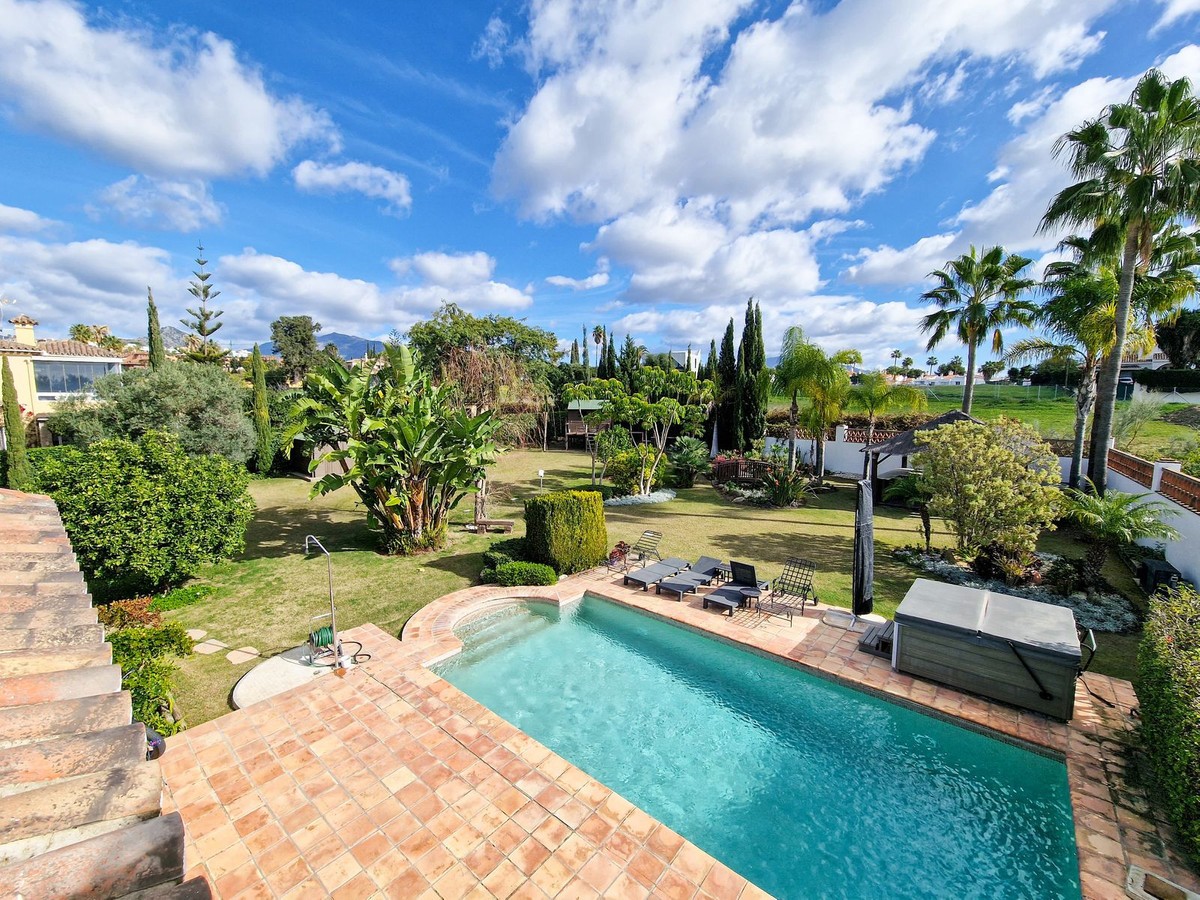 Casa de 6 Dormitorios y 5 Baños en venta en Nueva Milla de Oro, Estepona