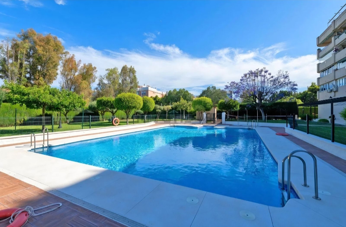 Piso de 4 Dormitorios y 2 Baños en venta en Churriana, Málaga