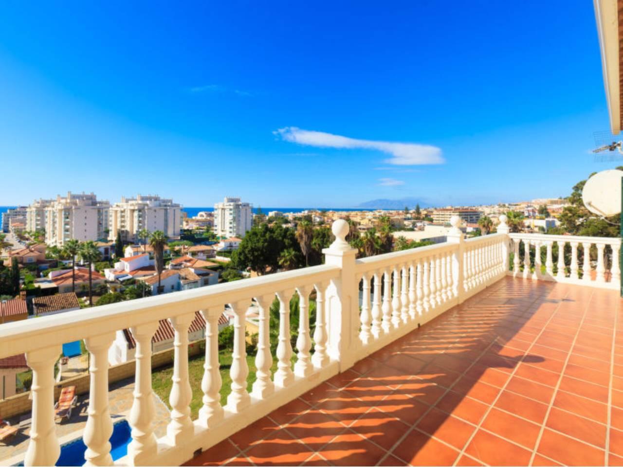 Casa Adosada de 5 Dormitorios en alquiler vacacional en Rincón de la Victoria