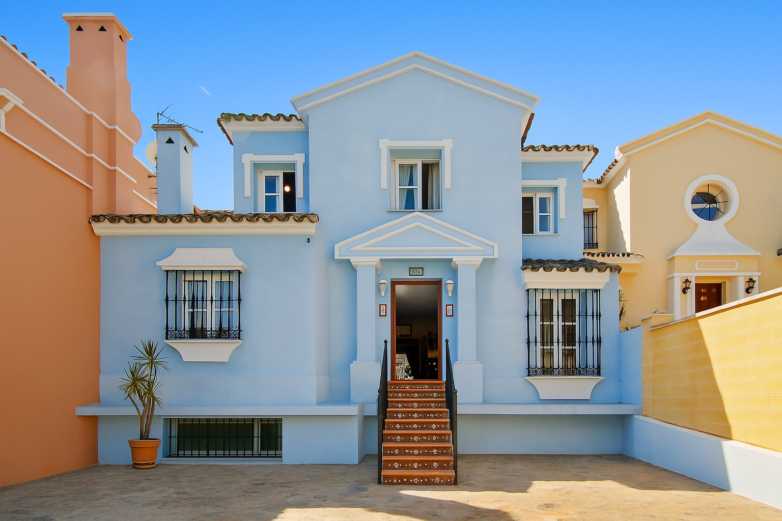 Casa Adosada de 5 Dormitorios y 3 Baños en venta en Estepona
