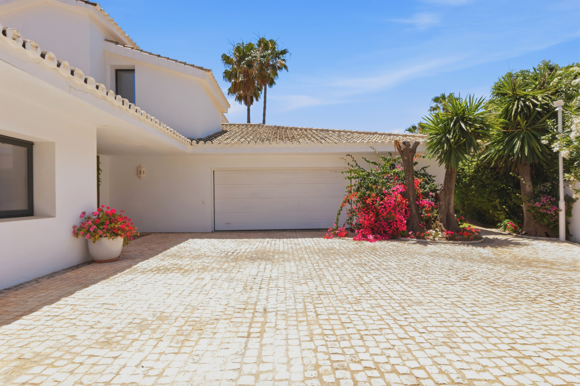 9 спални, 10 бани - Вила за продажба в La Alqueria, Estepona
