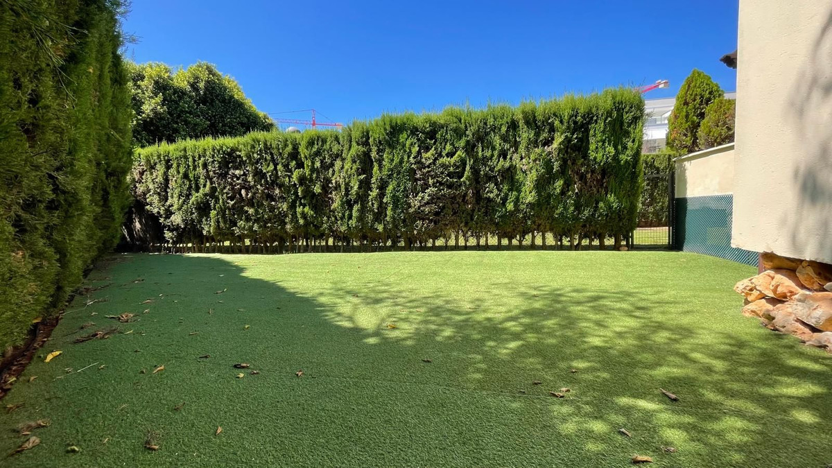 Piso de 2 Dormitorios en venta en Elviria, Marbella