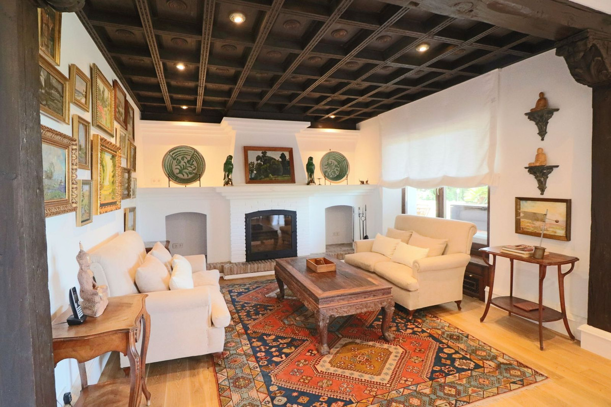 Finca de 7 Dormitorios en venta en La Mairena, Marbella