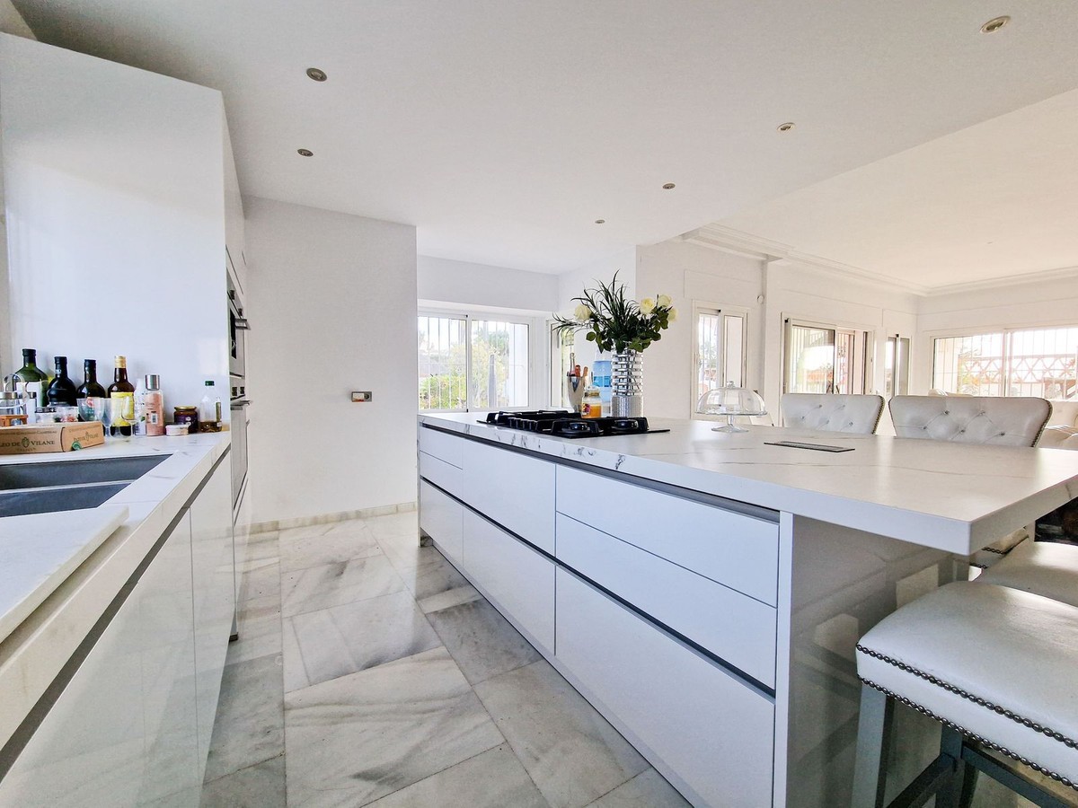 Casa de 6 Dormitorios y 5 Baños en venta en Nueva Milla de Oro, Estepona