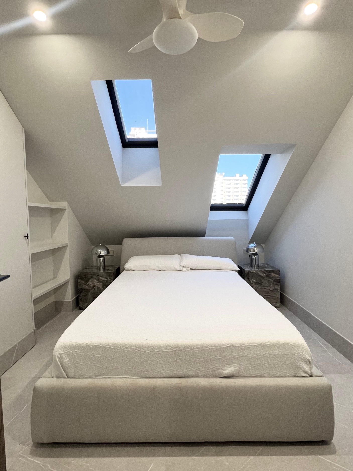 Piso de 4 Dormitorios en venta en Los Boliches, Fuengirola