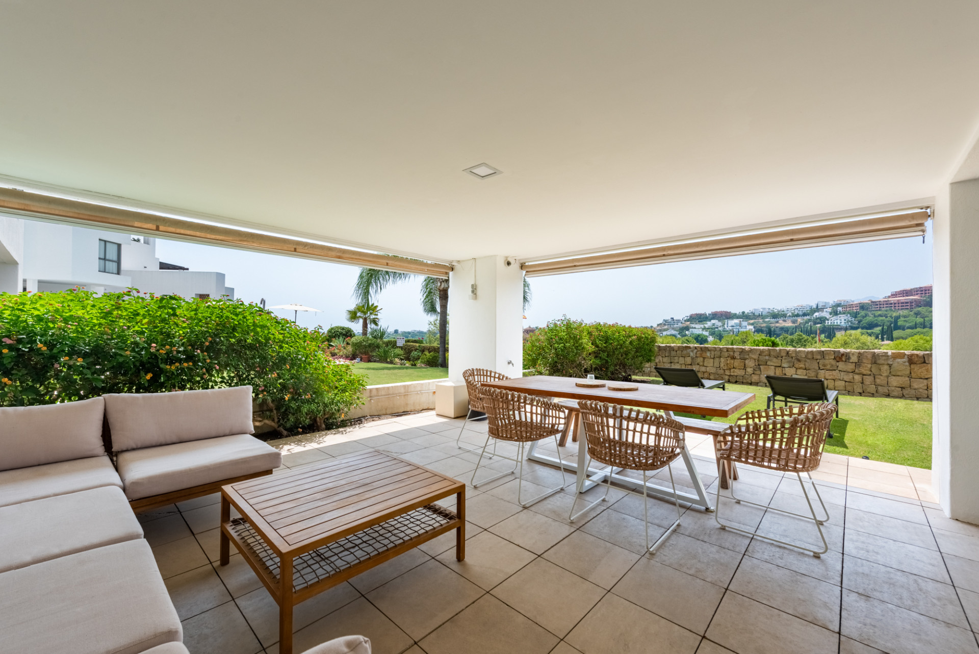 Piso de 2 Dormitorios en venta en Los Flamingos, Benahavís