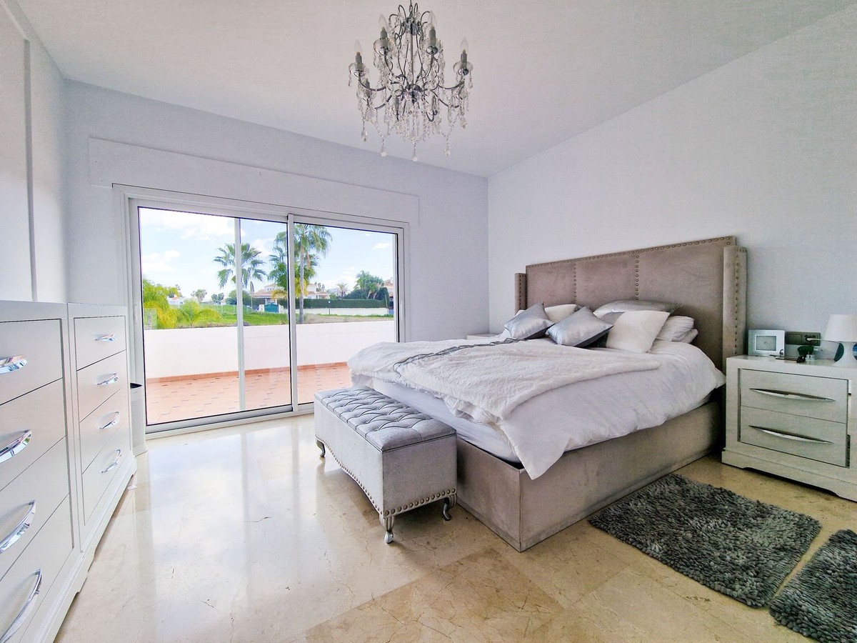 Casa de 6 Dormitorios y 5 Baños en venta en Nueva Milla de Oro, Estepona