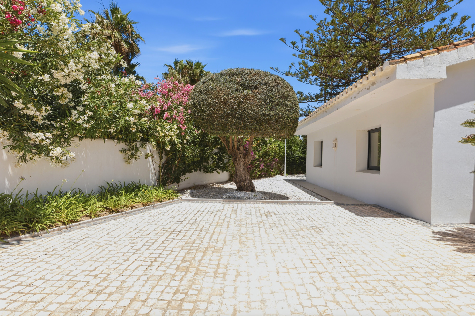 9 спални, 10 бани - Вила за продажба в La Alqueria, Estepona