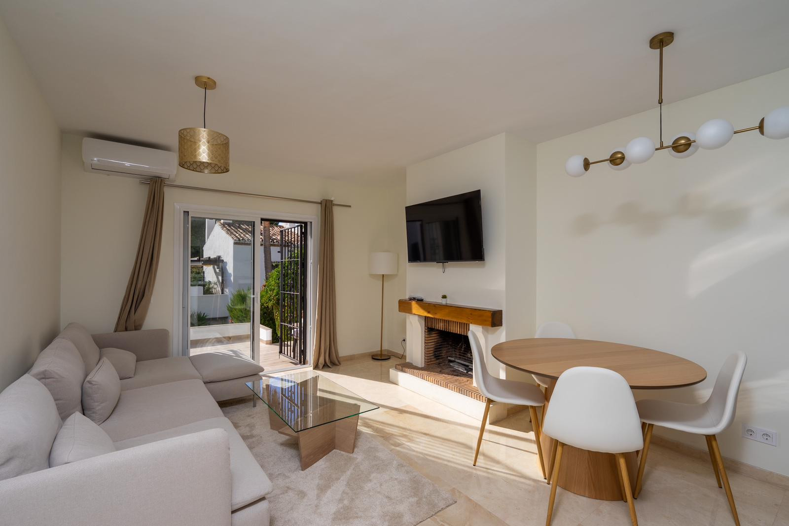 Piso de 2 Dormitorios en alquiler en Milla de Oro, Marbella