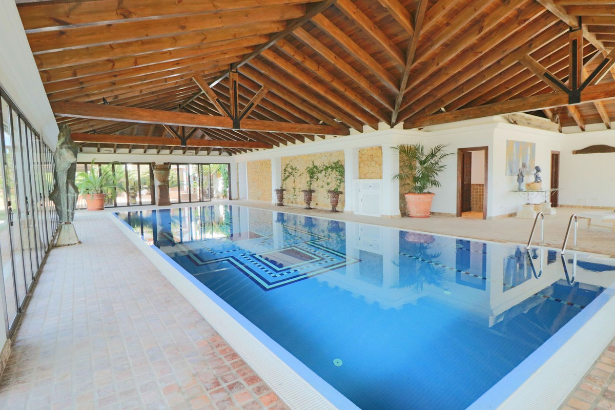 Finca de 7 Dormitorios en venta en La Mairena, Marbella