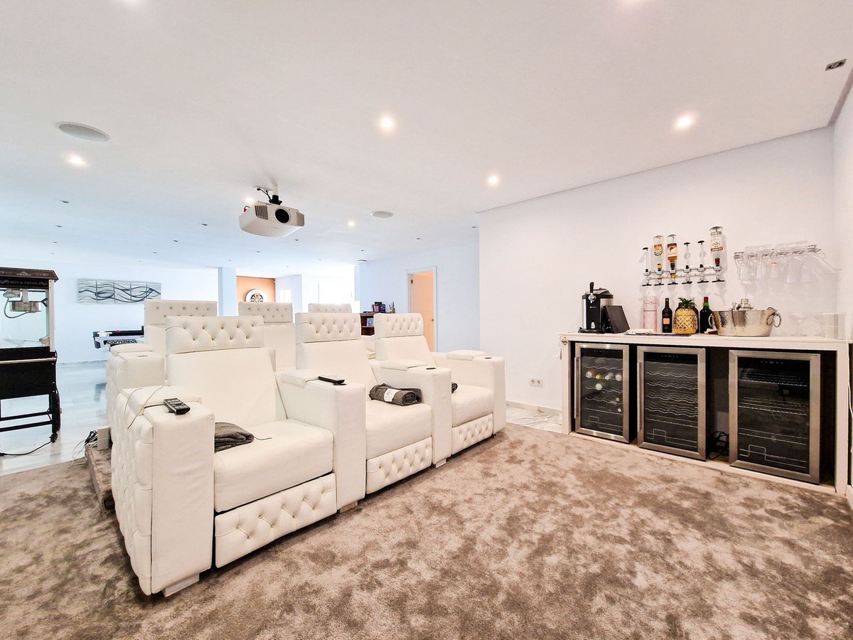 Casa de 6 Dormitorios y 5 Baños en venta en Nueva Milla de Oro, Estepona
