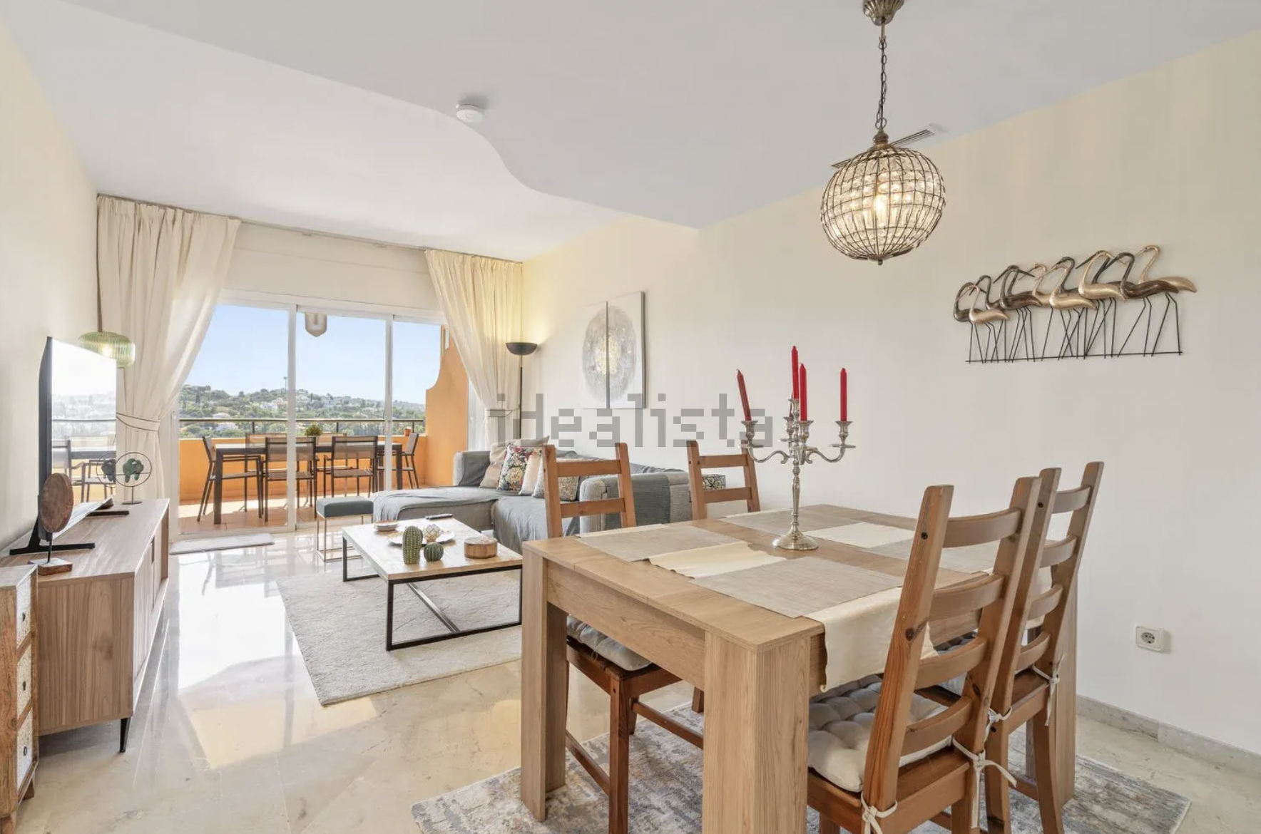 Piso de 2 Dormitorios y 2 Baños en venta en Elviria, Marbella