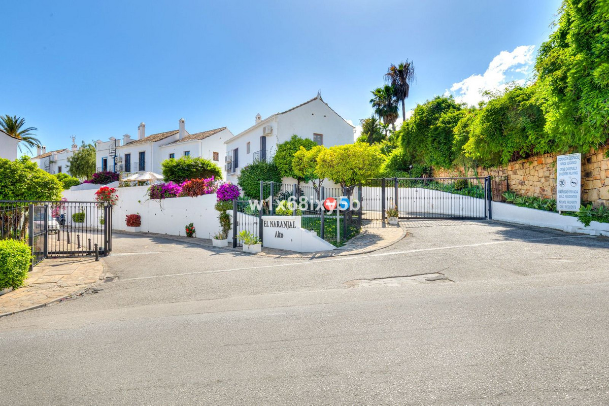 Casa Adosada de 2 Dormitorios en venta en Nueva Andalucía, Marbella