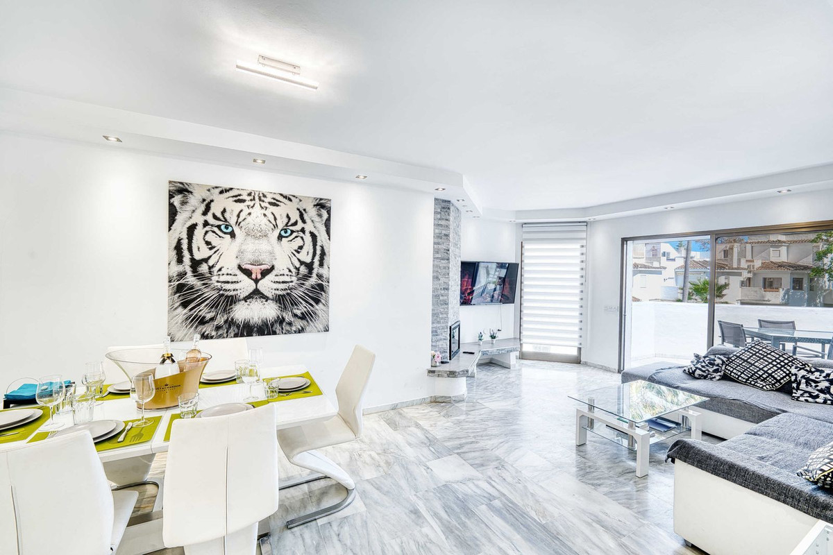 Piso de 2 Dormitorios en alquiler en Elviria, Marbella