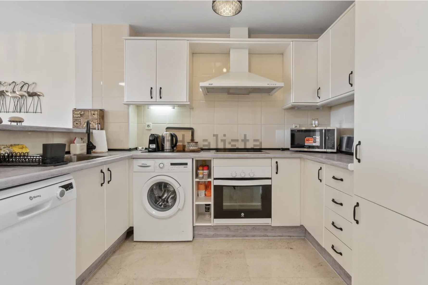 Piso de 2 Dormitorios y 2 Baños en venta en Elviria, Marbella
