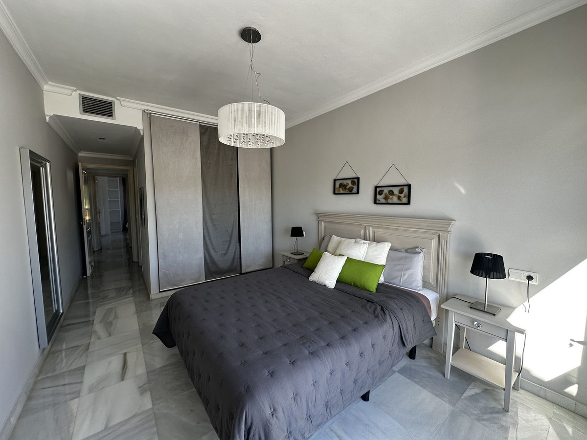 Piso de 2 Dormitorios en venta en Nueva Andalucía, Marbella