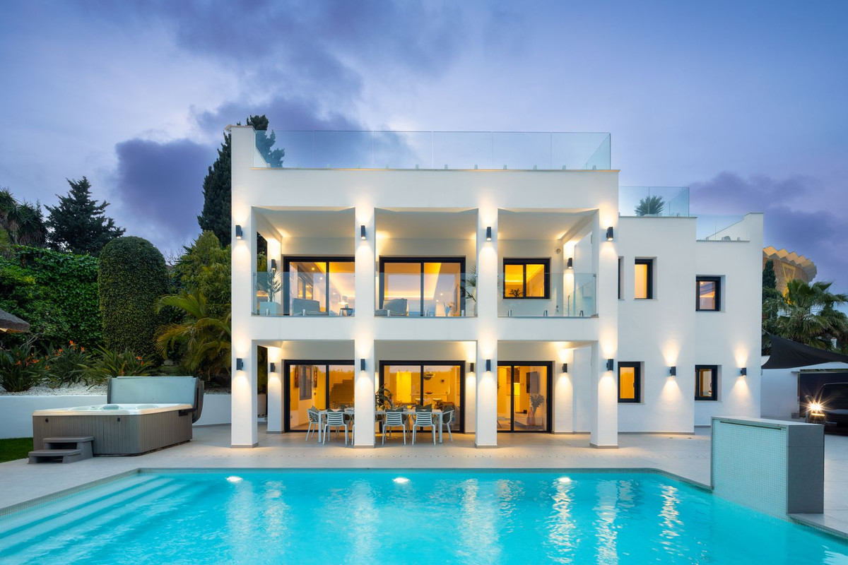 Casa de 5 Dormitorios y 5 Baños en alquiler vacacional en Nueva Andalucía, Marbella
