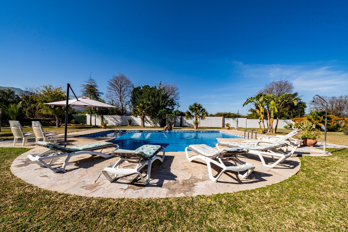 Casa de 5 Dormitorios y 4 Baños en venta en Alhaurín de la Torre