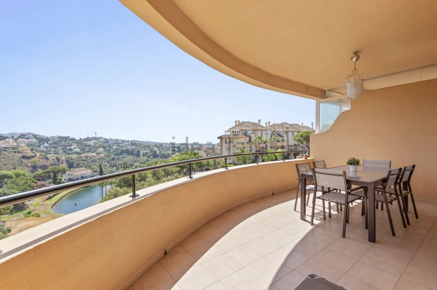 Piso de 2 Dormitorios y 2 Baños en venta en Elviria, Marbella