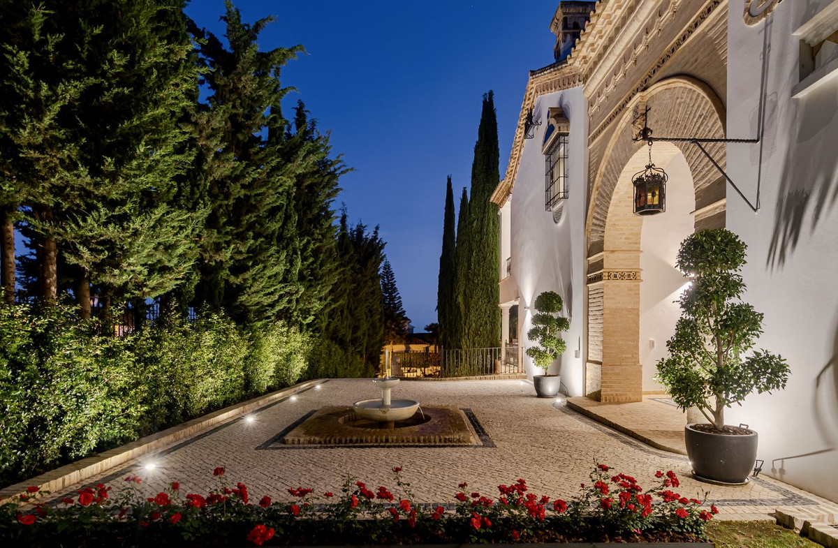 Casa de 5 Dormitorios y 5 Baños en venta en Sierra Blanca, Marbella