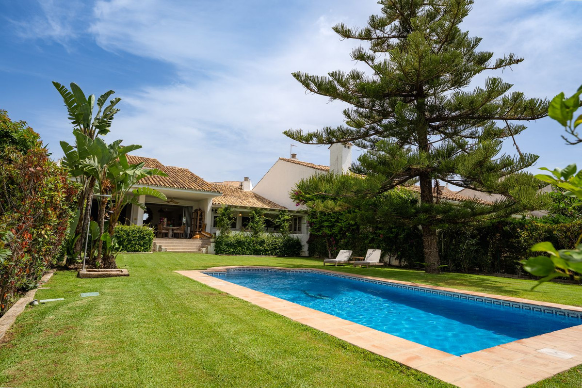 Casa de 7 Dormitorios y 7 Baños en venta en Guadalmina Baja, San Pedro de Alcántara