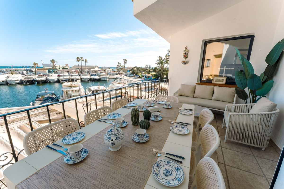Casa Adosada de 4 Dormitorios y 3 Baños en alquiler vacacional en Cabopino, Marbella
