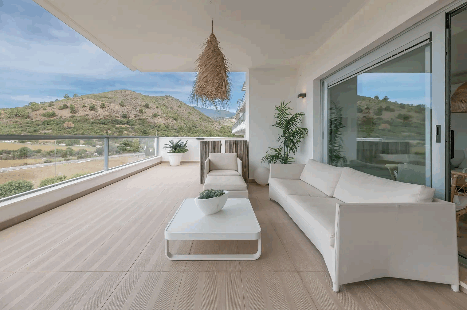 Piso de 3 Dormitorios en venta en Los Arqueros, Benahavís
