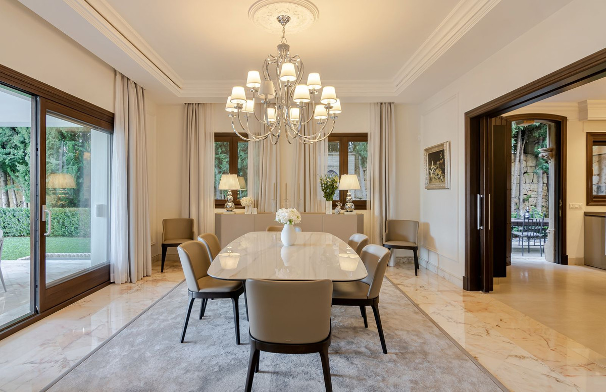 Casa de 5 Dormitorios y 5 Baños en venta en Sierra Blanca, Marbella