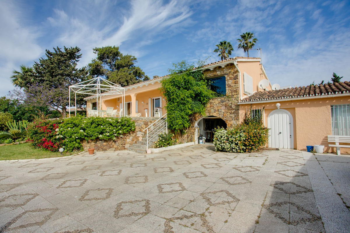 Casa de 5 Dormitorios y 4 Baños en venta en Estepona