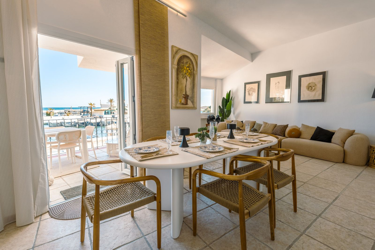 Casa Adosada de 4 Dormitorios y 3 Baños en alquiler vacacional en Cabopino, Marbella