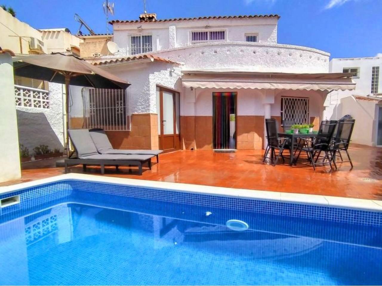 Casa Adosada de 5 Dormitorios en alquiler vacacional en Alicante