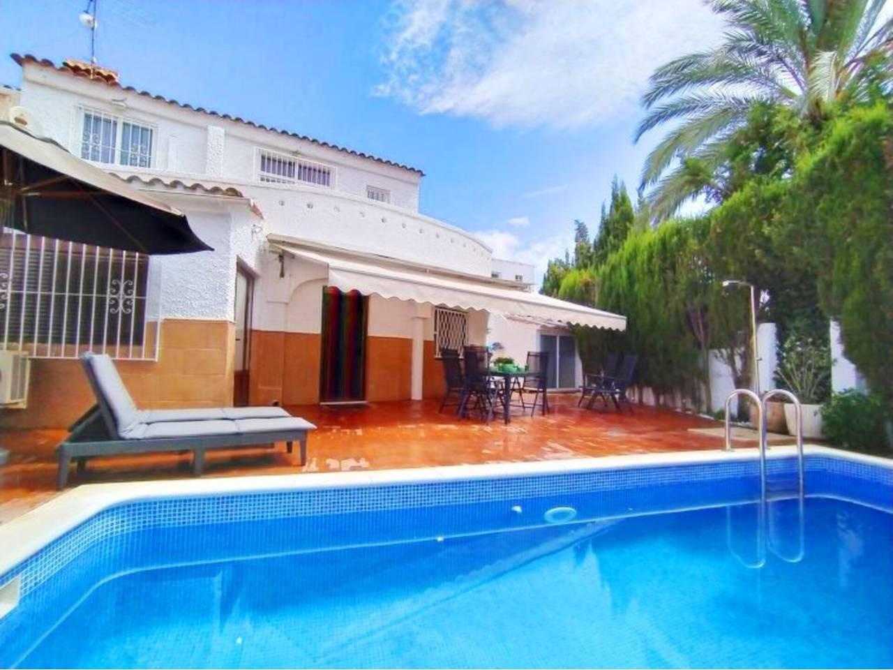 Casa Adosada de 5 Dormitorios en alquiler vacacional en Alicante