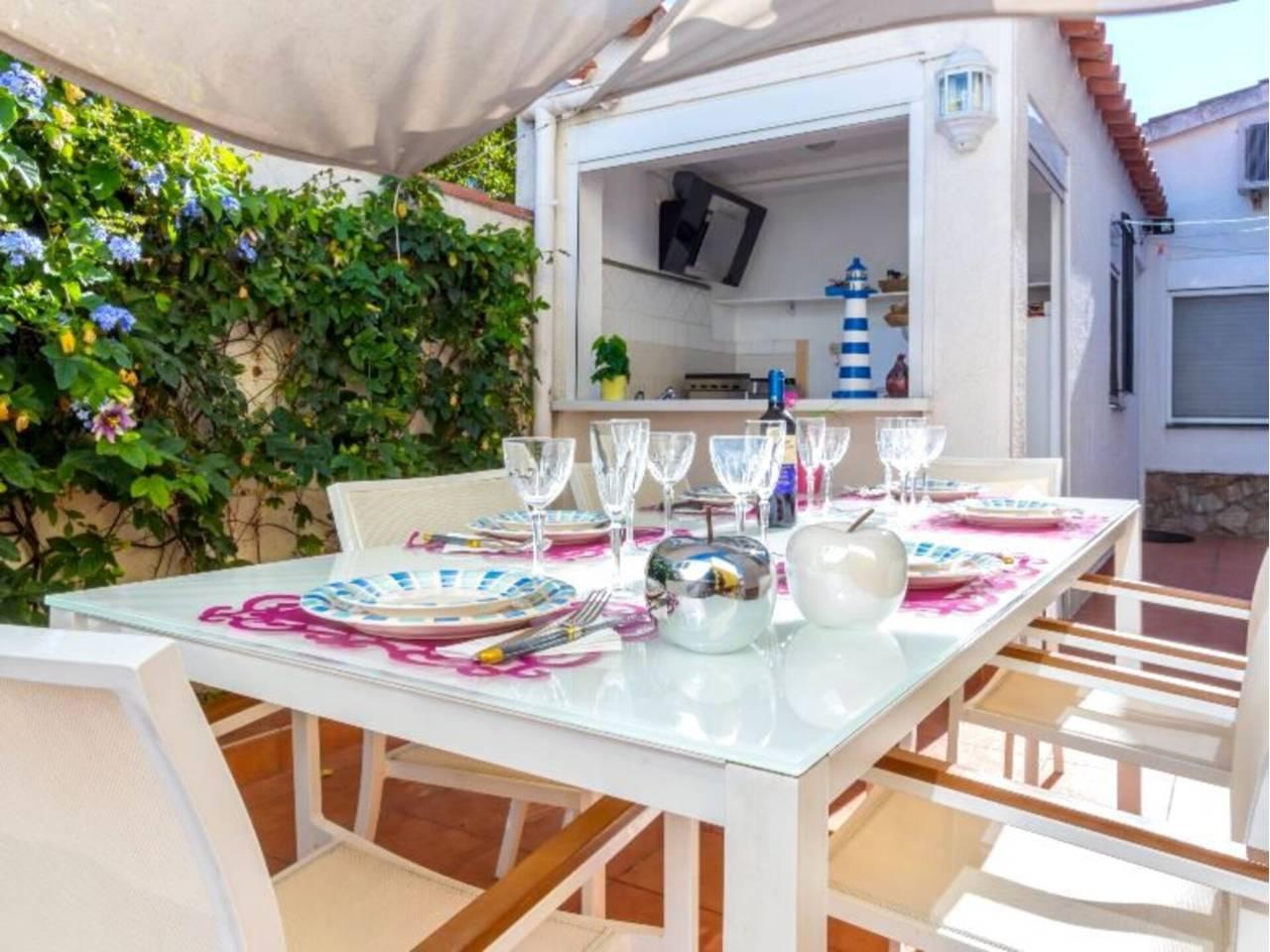 Casa Adosada de 3 Dormitorios y 2 Baños en alquiler vacacional en Empuriabrava