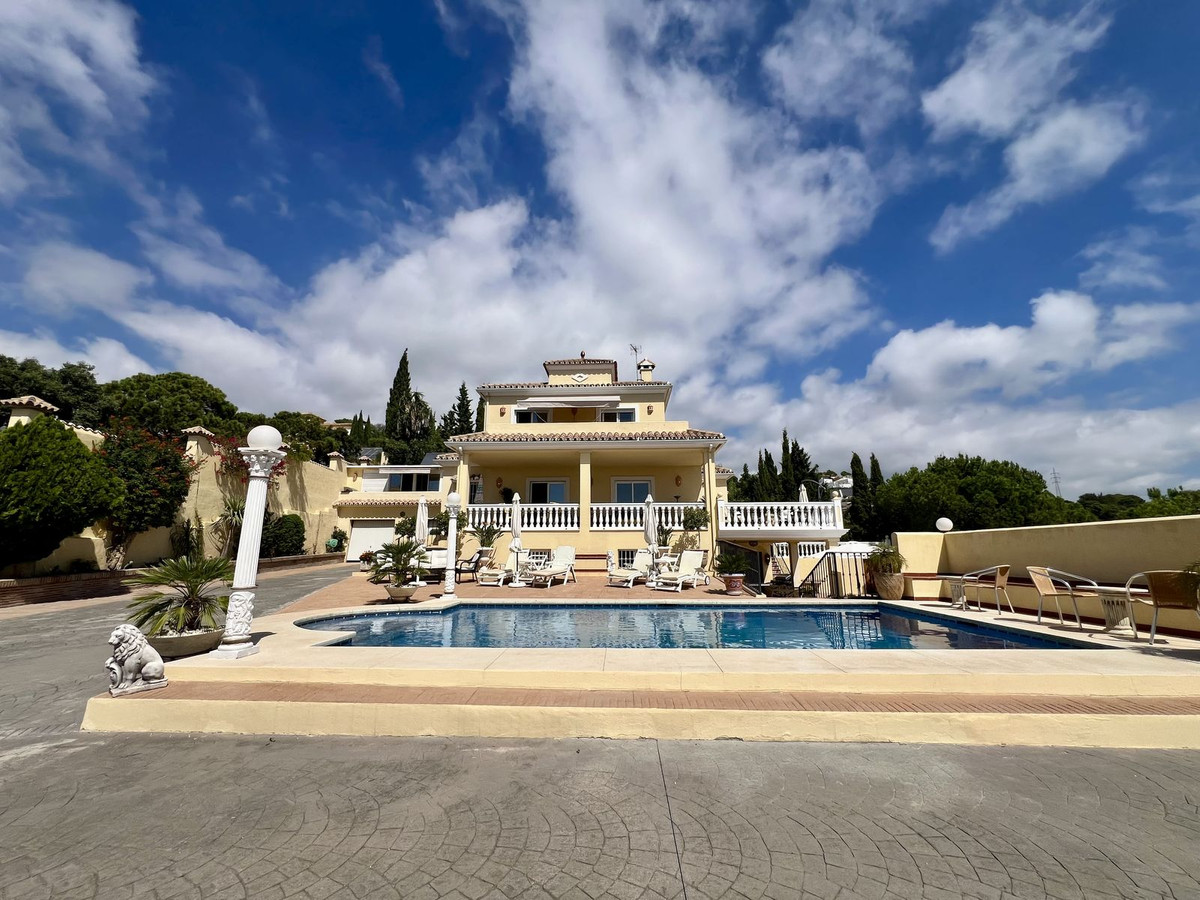 6 Bed - Country House for Sale in Estepona