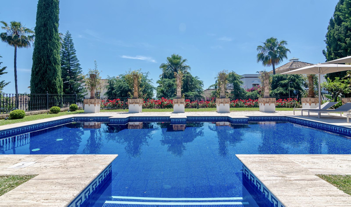 Casa de 5 Dormitorios y 5 Baños en venta en Sierra Blanca, Marbella
