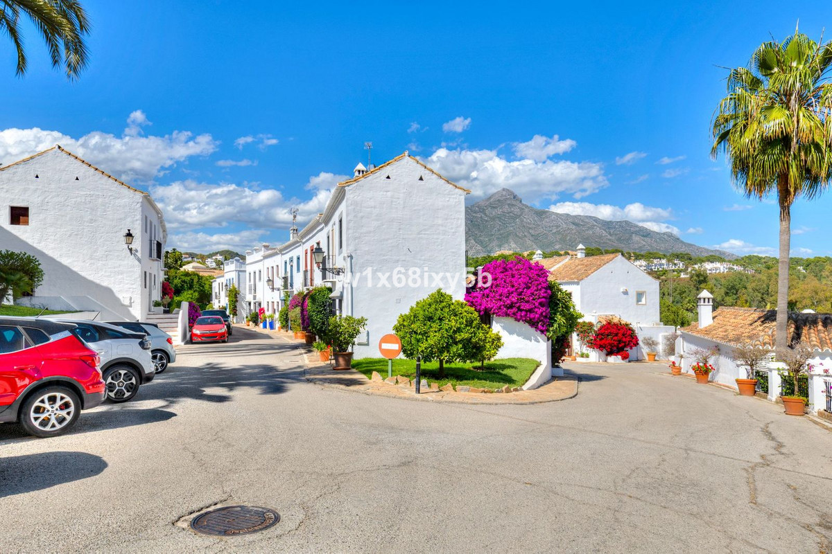 Casa Adosada de 2 Dormitorios en venta en Nueva Andalucía, Marbella