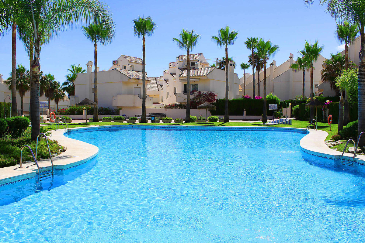 Casa Adosada de 3 Dormitorios y 3 Baños en alquiler en Las Chapas, Marbella
