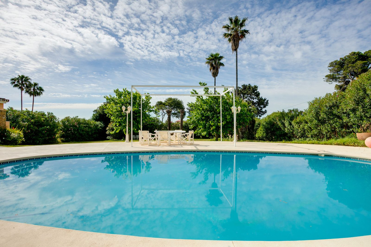 Casa de 5 Dormitorios y 4 Baños en venta en Estepona