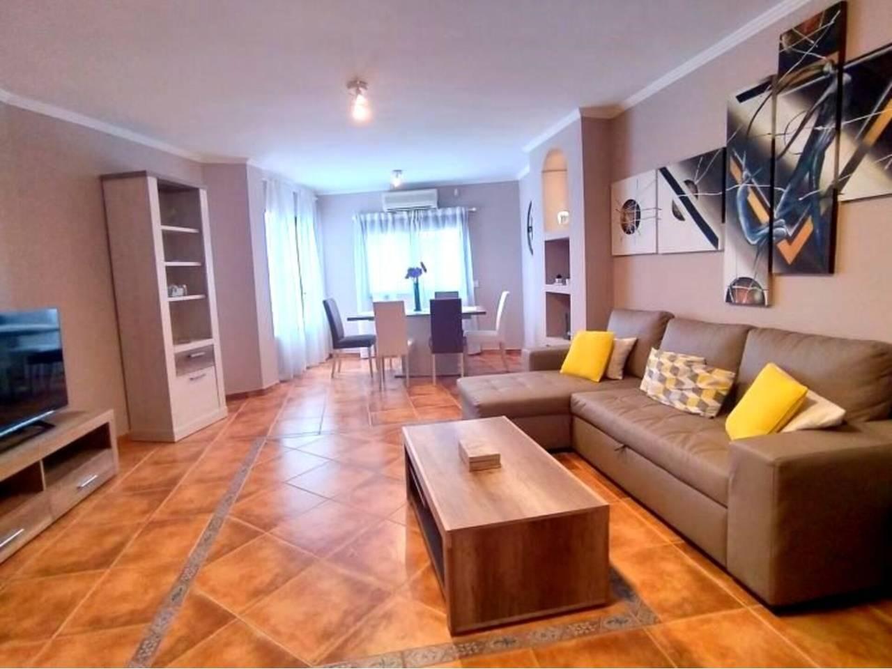Casa Adosada de 5 Dormitorios en alquiler vacacional en Alicante