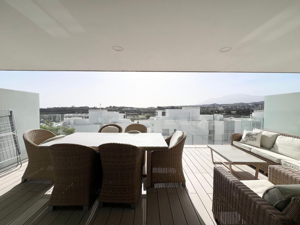 Casa Adosada de 3 Dormitorios en venta en Cancelada, Estepona