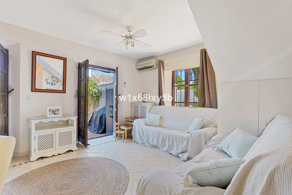 Casa Adosada de 2 Dormitorios en venta en Nueva Andalucía, Marbella