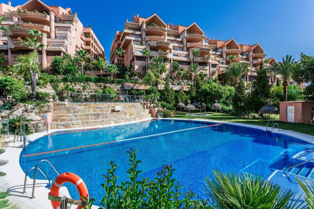 Piso de 2 Dormitorios y 2 Baños en venta en Nueva Andalucía, Marbella