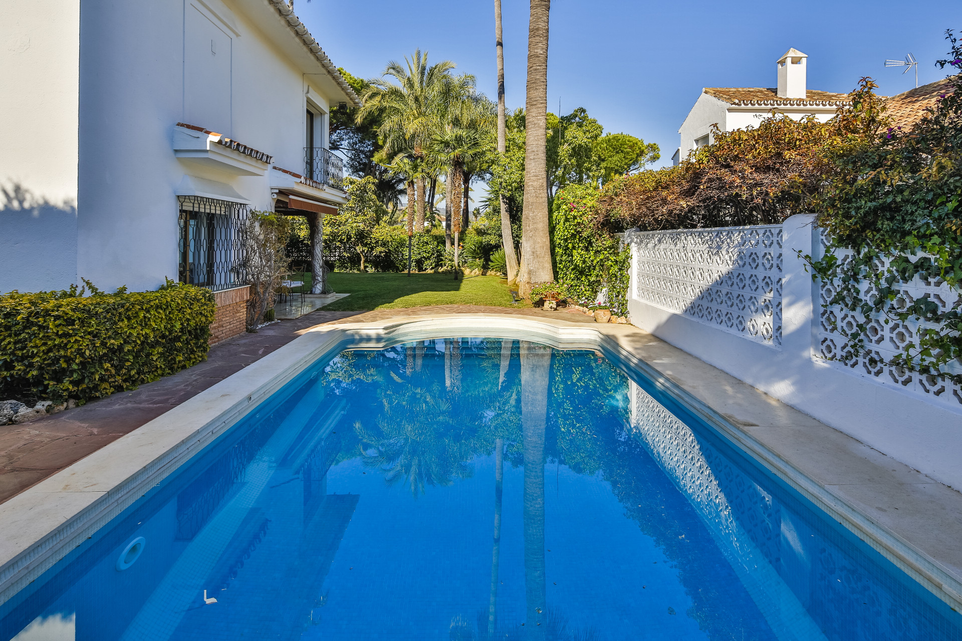Casa de 6 Dormitorios y 4 Baños en venta en Los Monteros, Marbella