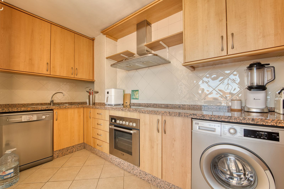 Ático de 3 Dormitorios y 2 Baños en venta en Elviria, Marbella