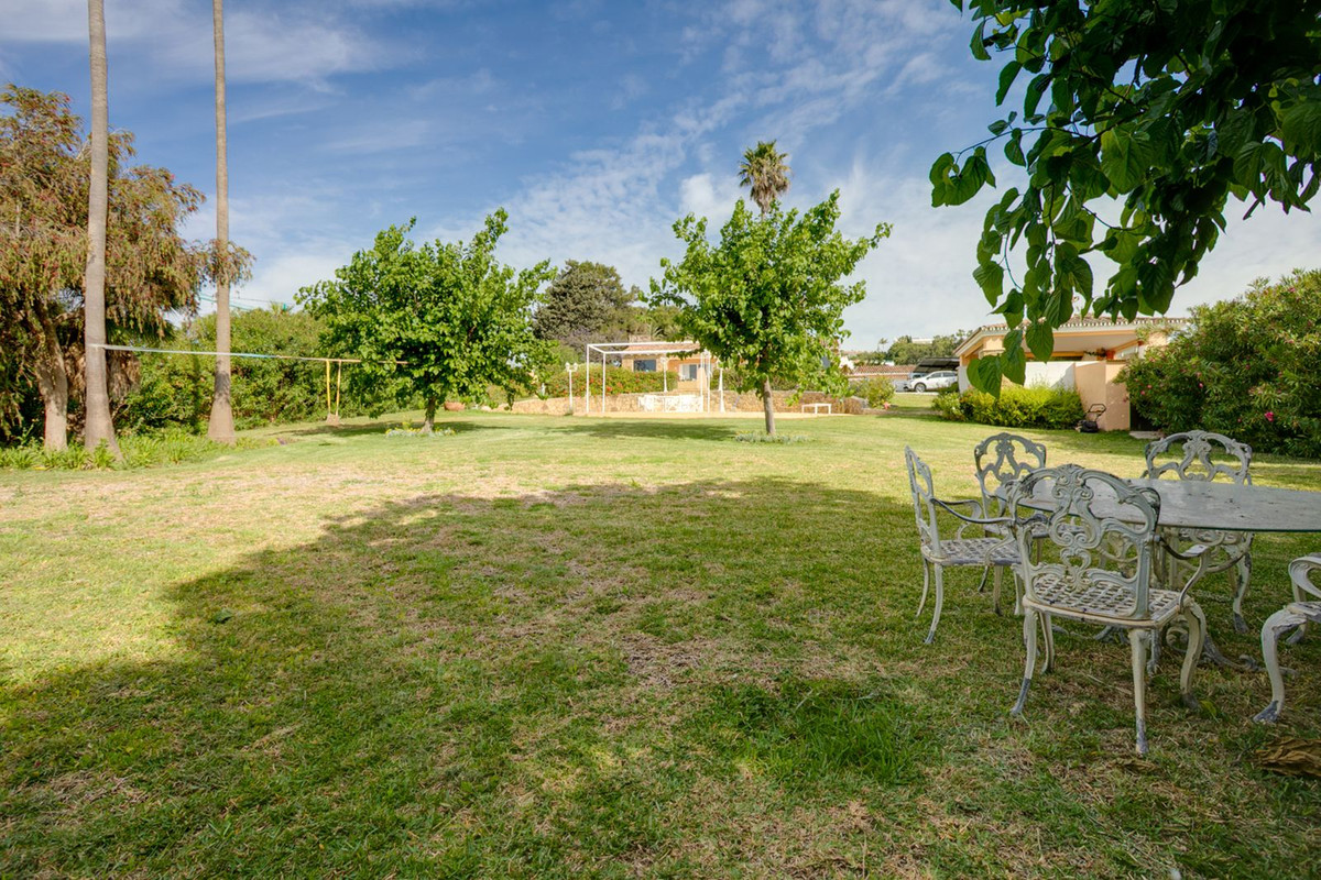 Casa de 5 Dormitorios y 4 Baños en venta en Estepona