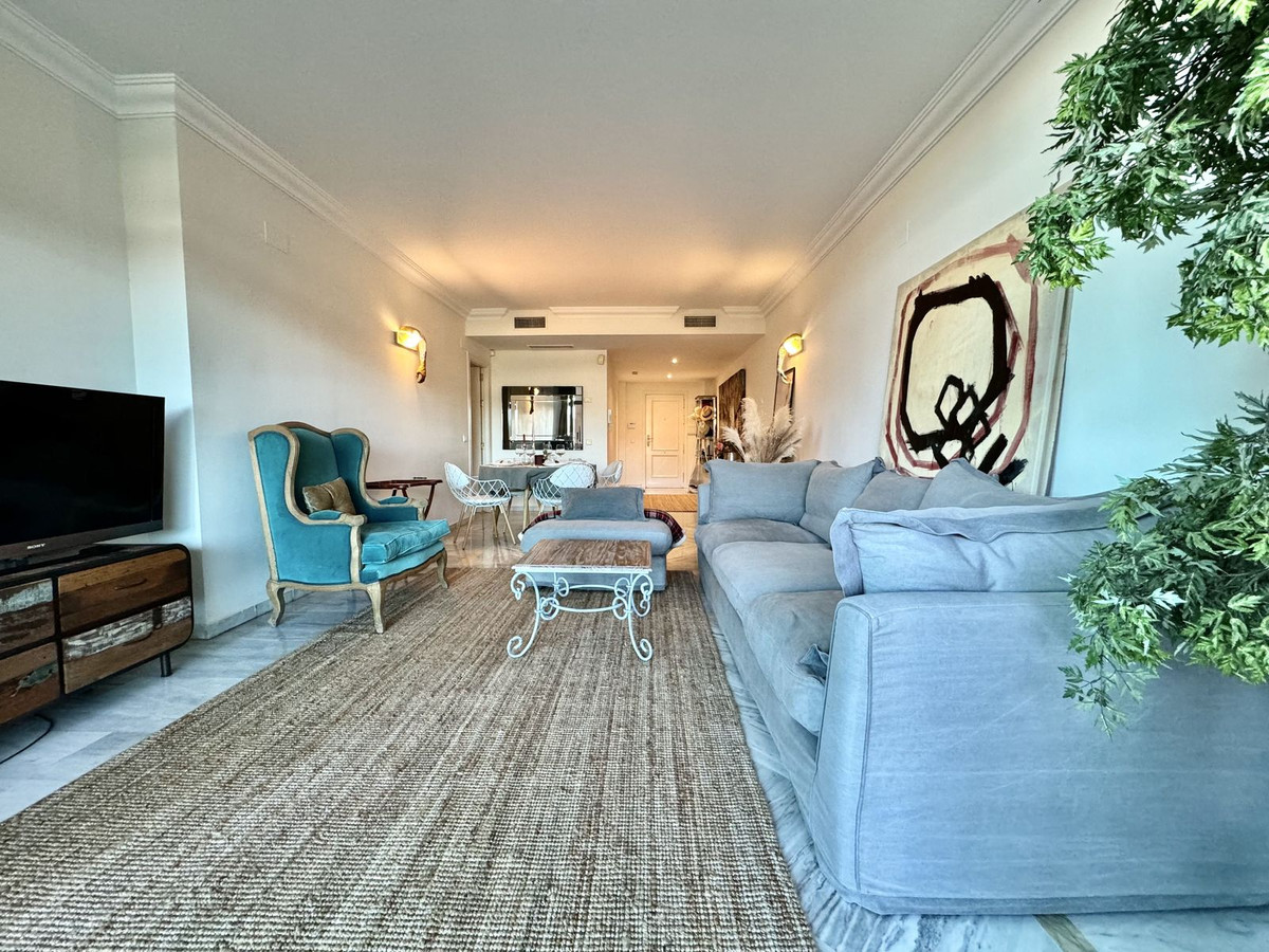 Piso de 2 Dormitorios y 2 Baños en venta en Nueva Andalucía, Marbella