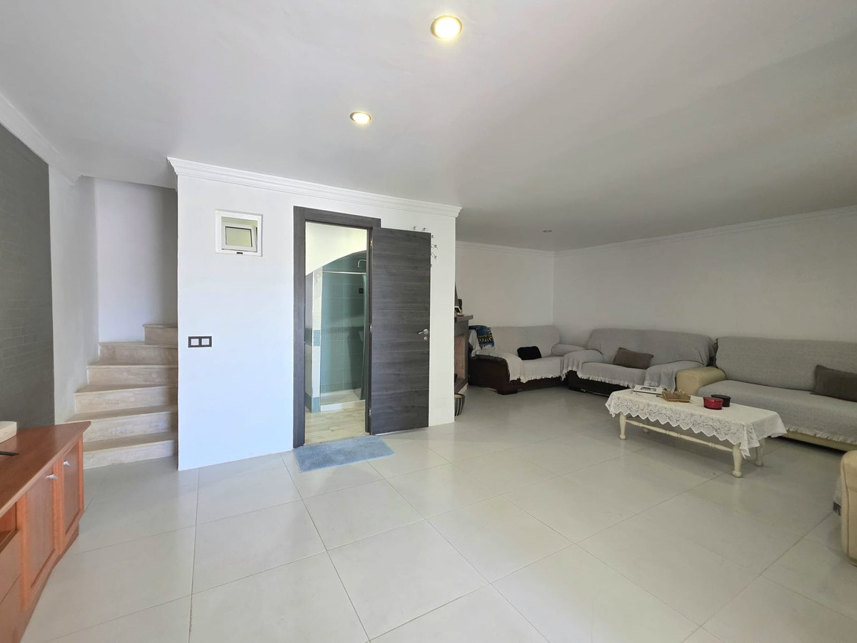Casa Adosada de 3 Dormitorios y 2 Baños en venta en Estepona