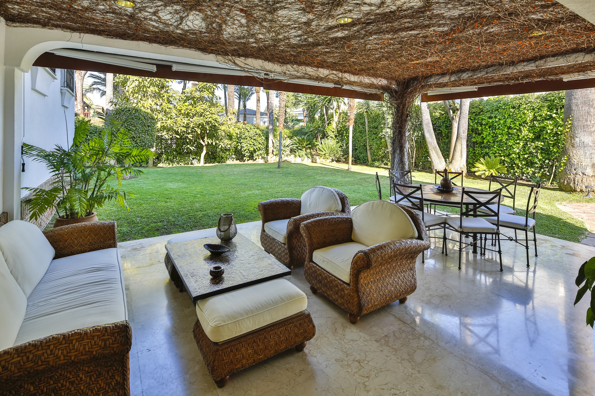 Casa de 6 Dormitorios y 4 Baños en venta en Los Monteros, Marbella